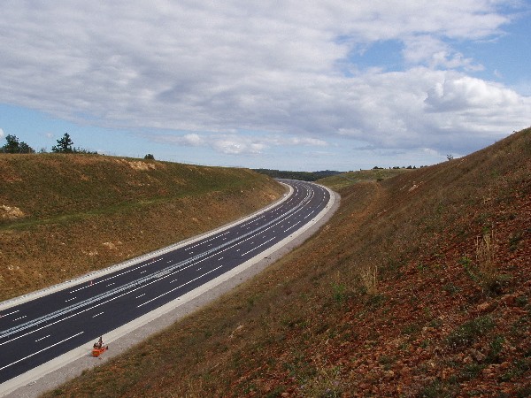 File:A75 Traversée du Larzac.jpg