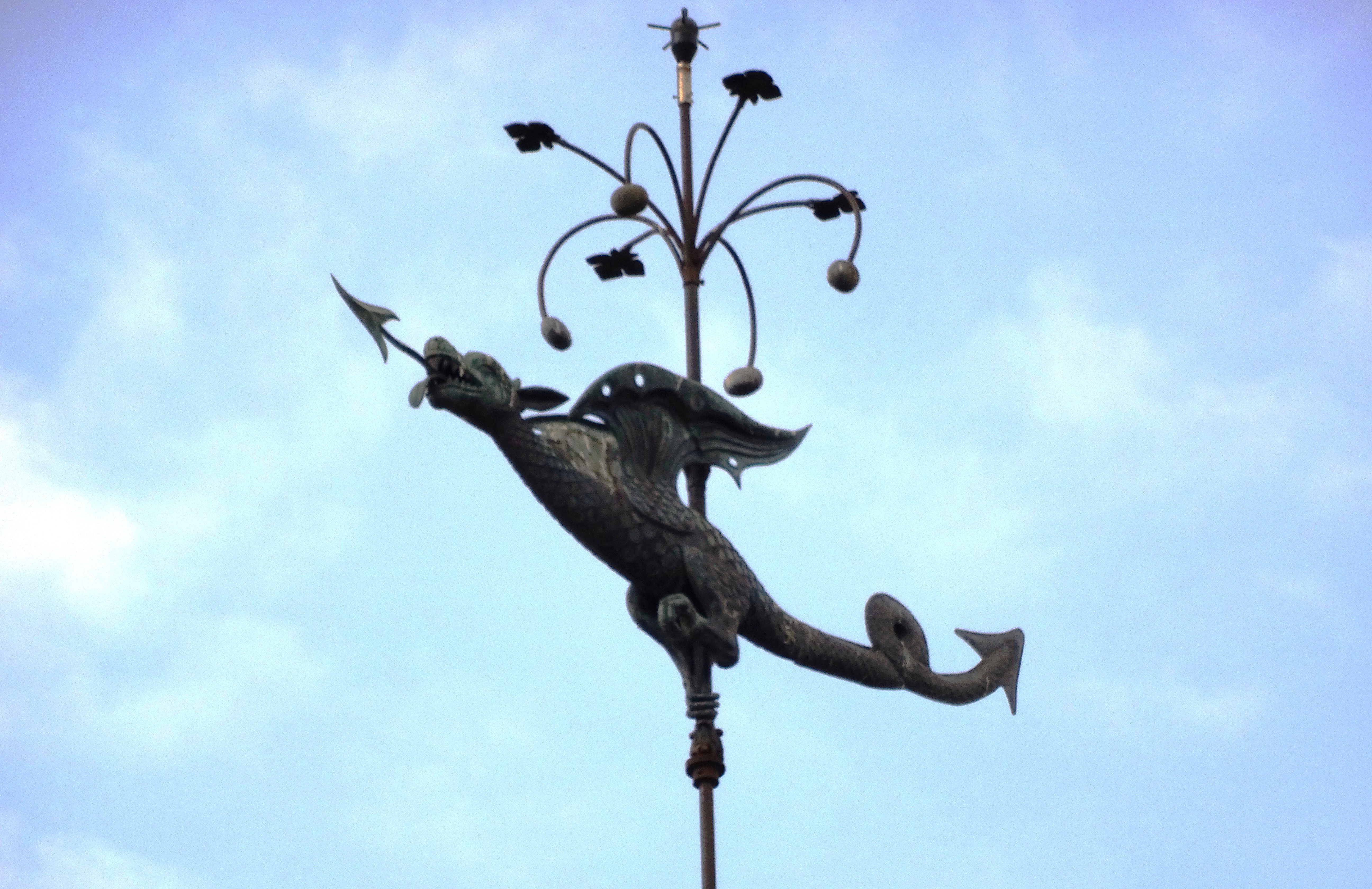 Girouette sur le toit du Château d'Ainay-le-Vieil (18) - Photo de LES  GIROUETTES - Le JardinOscope coté pratique, les bons gestes à faire au  jardin