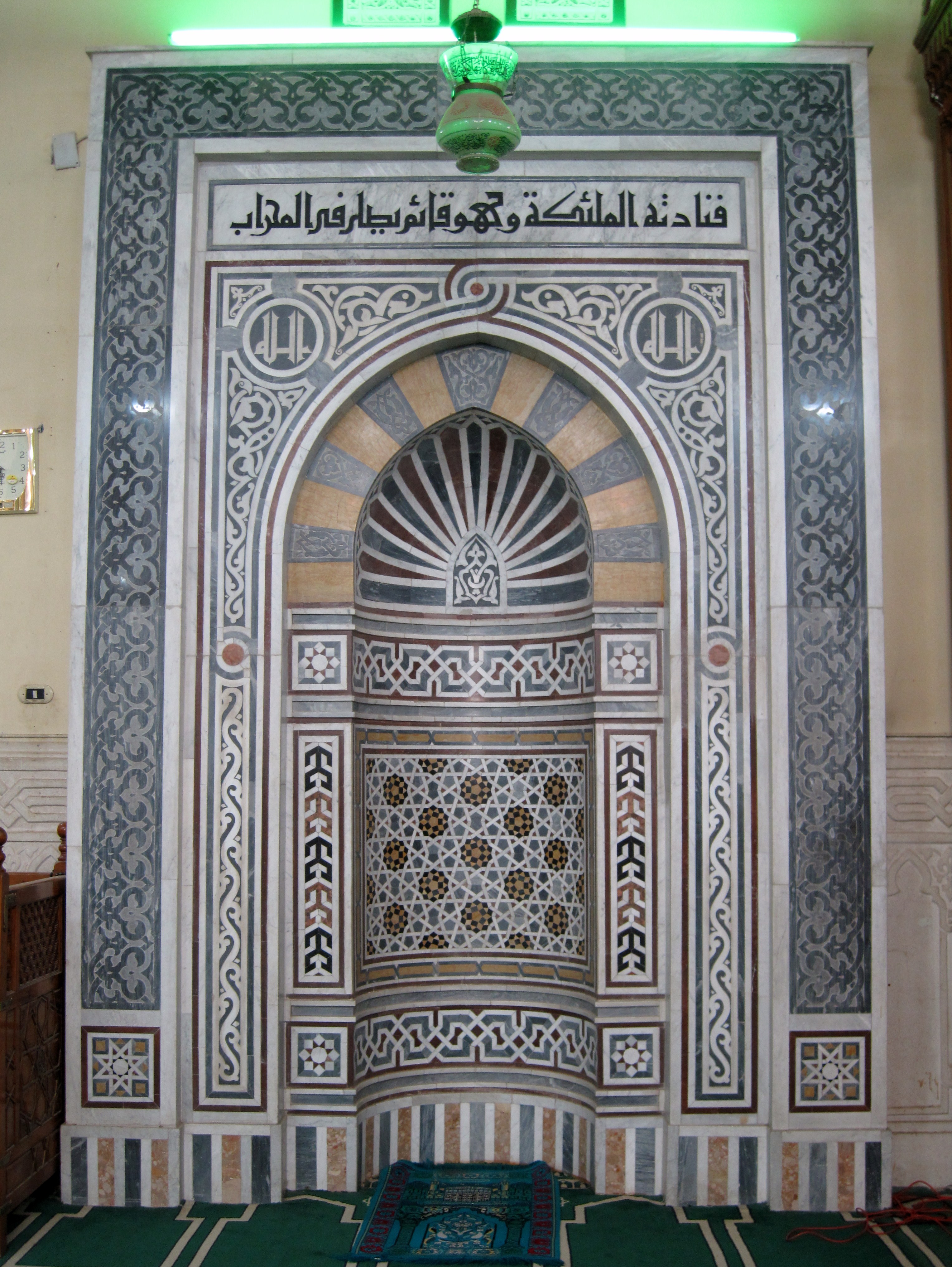 Mihrab ru. Мавританский дворик,михраб. Михраб Шалинской мечети. Михраб в мечети. Михраб намаз.