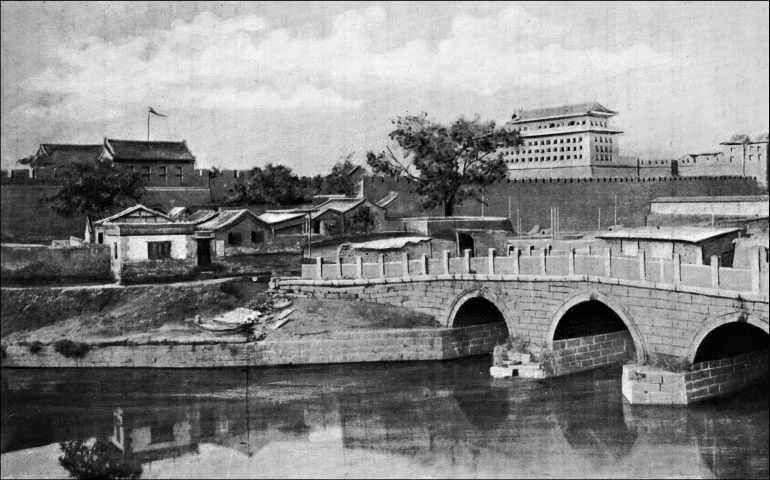 File:Beijing Eastern wall captured by russian troops with russian flag above the gates 1900.gif