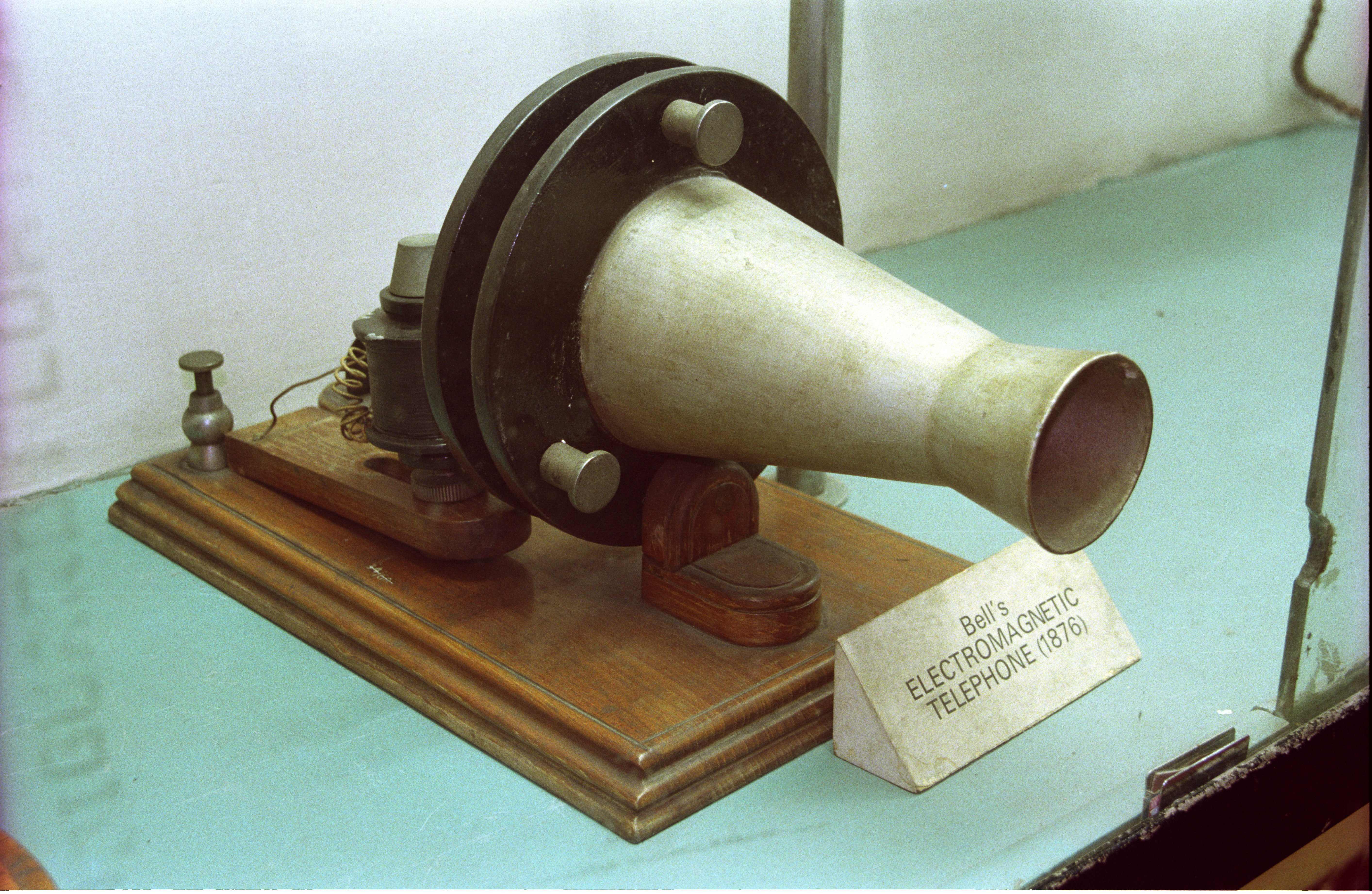 Телефон а Белл в 1876