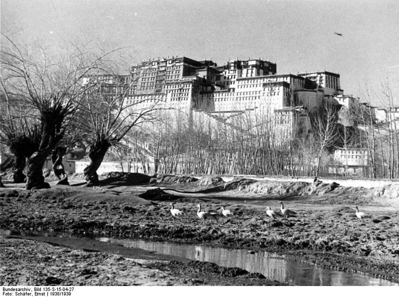 File:Bundesarchiv Bild 135-S-15-04-27, Tibetexpedition, Lhasa, Potala.jpg
