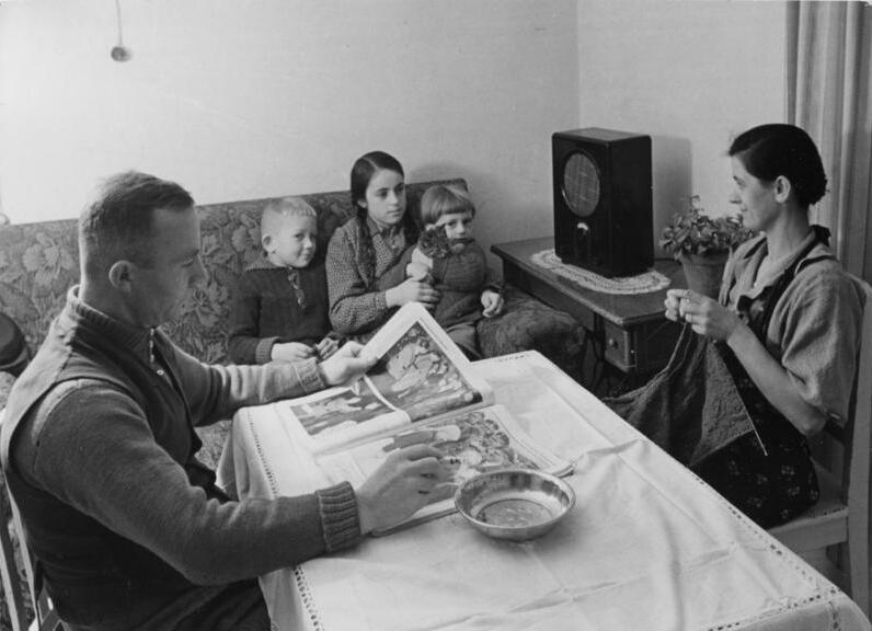 File:Bundesarchiv Bild 146-1978-056-04A, Arbeiterfamilie vor dem Radio.jpg