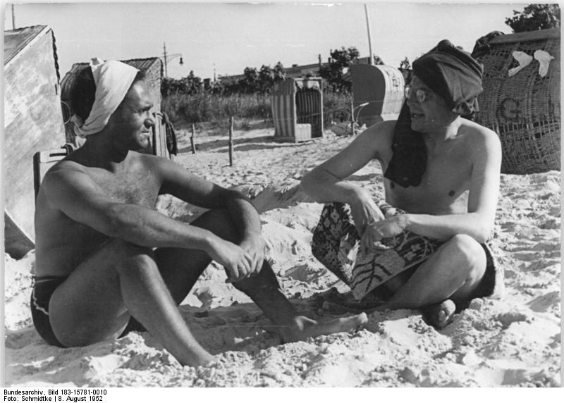 File:Bundesarchiv Bild 183-15781-0010, Ahlbeck, Urlauber beim Sonnenbad am Strand.jpg