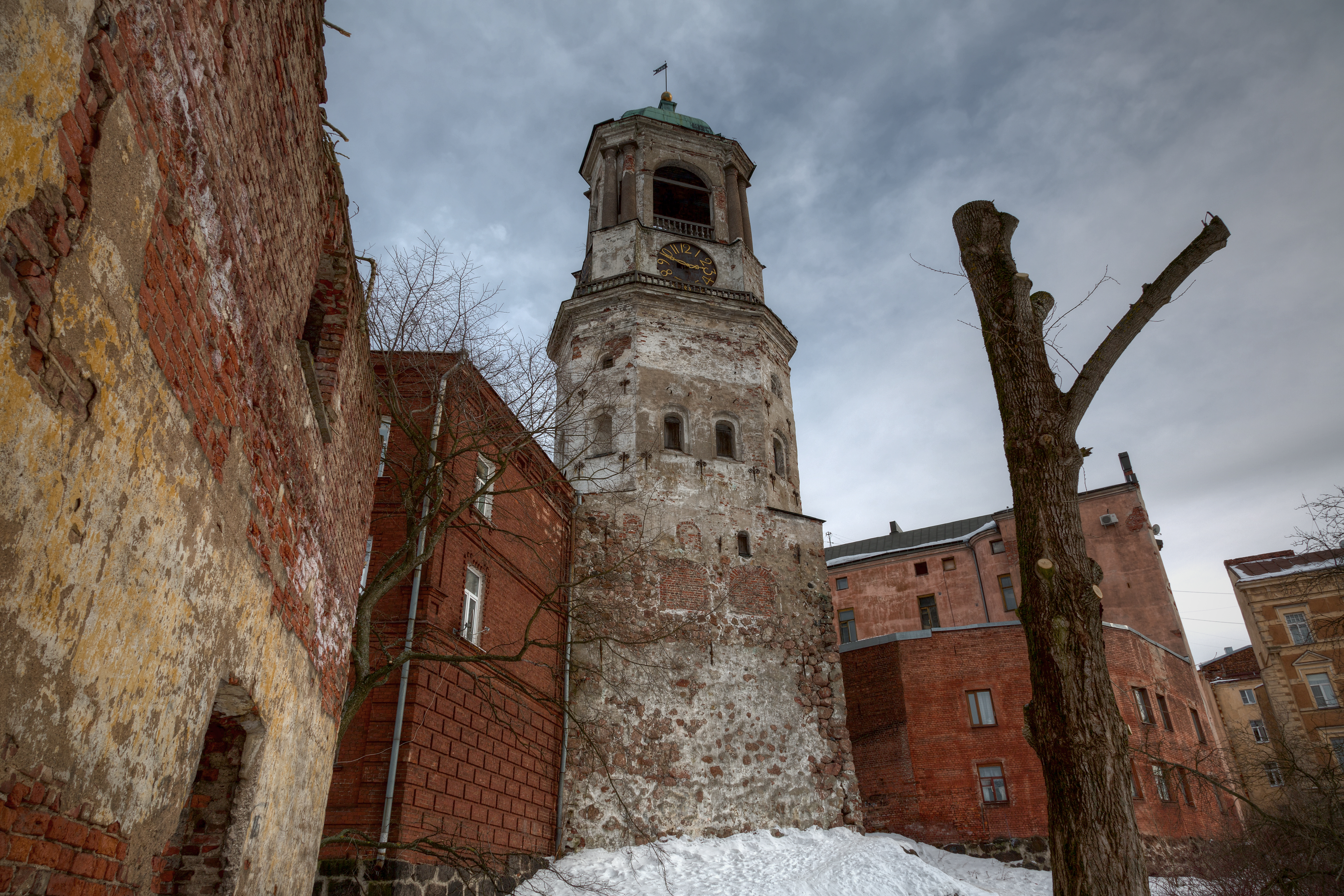 Башня с часами в выборге фото