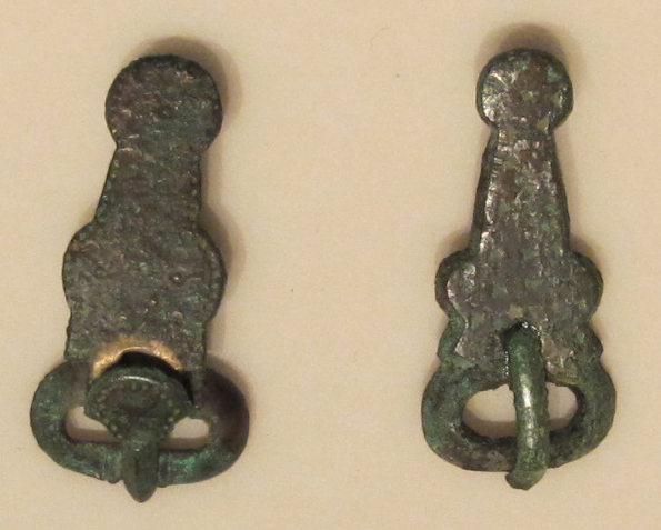 File:Coppia di fibbie in bronzo altomedievali.JPG