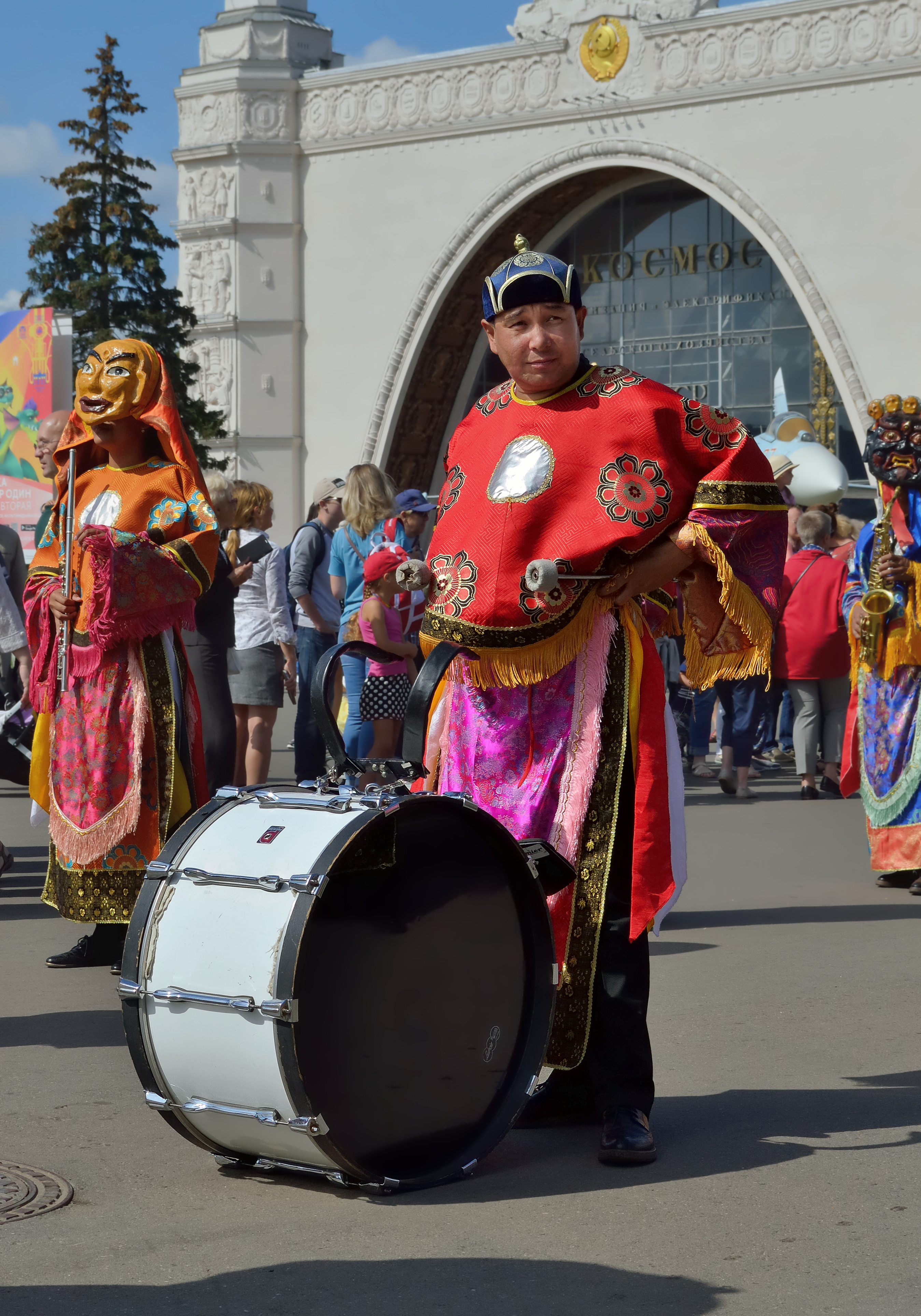 с маршевым большим барабаном. instrument: bass drum member of: Tuvan Wind Orchestra participant of: Spasskaya Bashnya (festival) sex or gender: male
