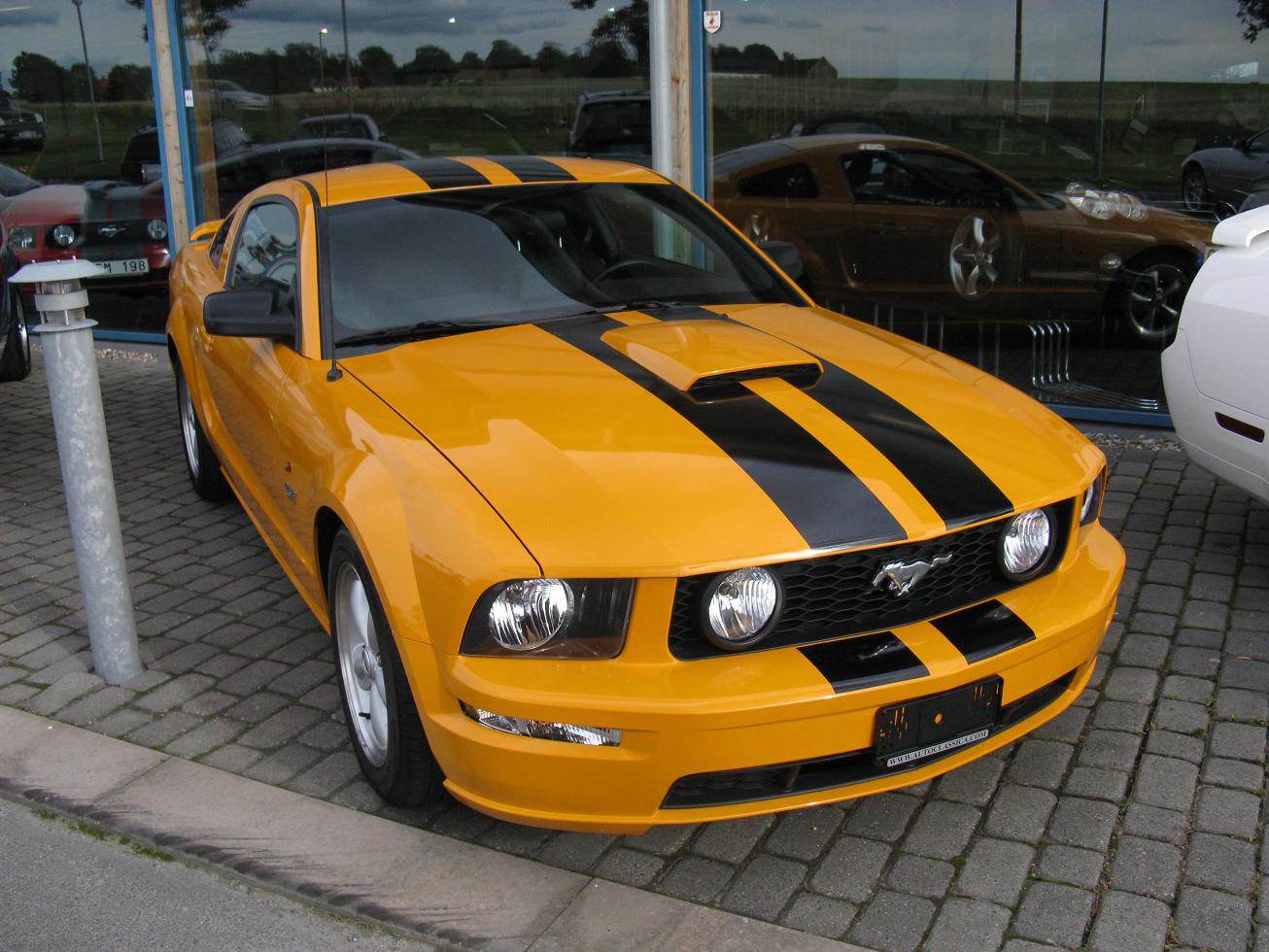 2006 Ford Mustang gt Yellow White Stripes