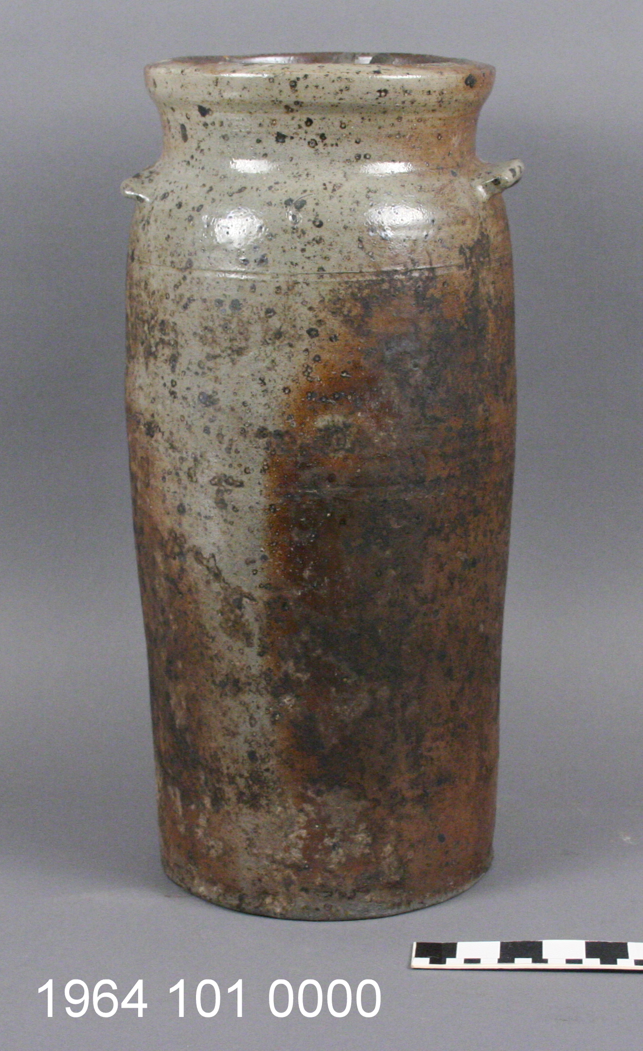 https://upload.wikimedia.org/wikipedia/commons/1/16/Glazed_Ceramic_Butter_Churn.jpg