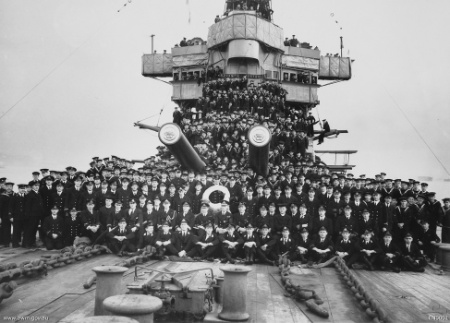 File:HMAS Australia crew group portrait Dec 1918.jpg