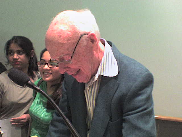 Watson firmando autógrafos después de una conferencia en el laboratorio de [[Cold Spring Harbor