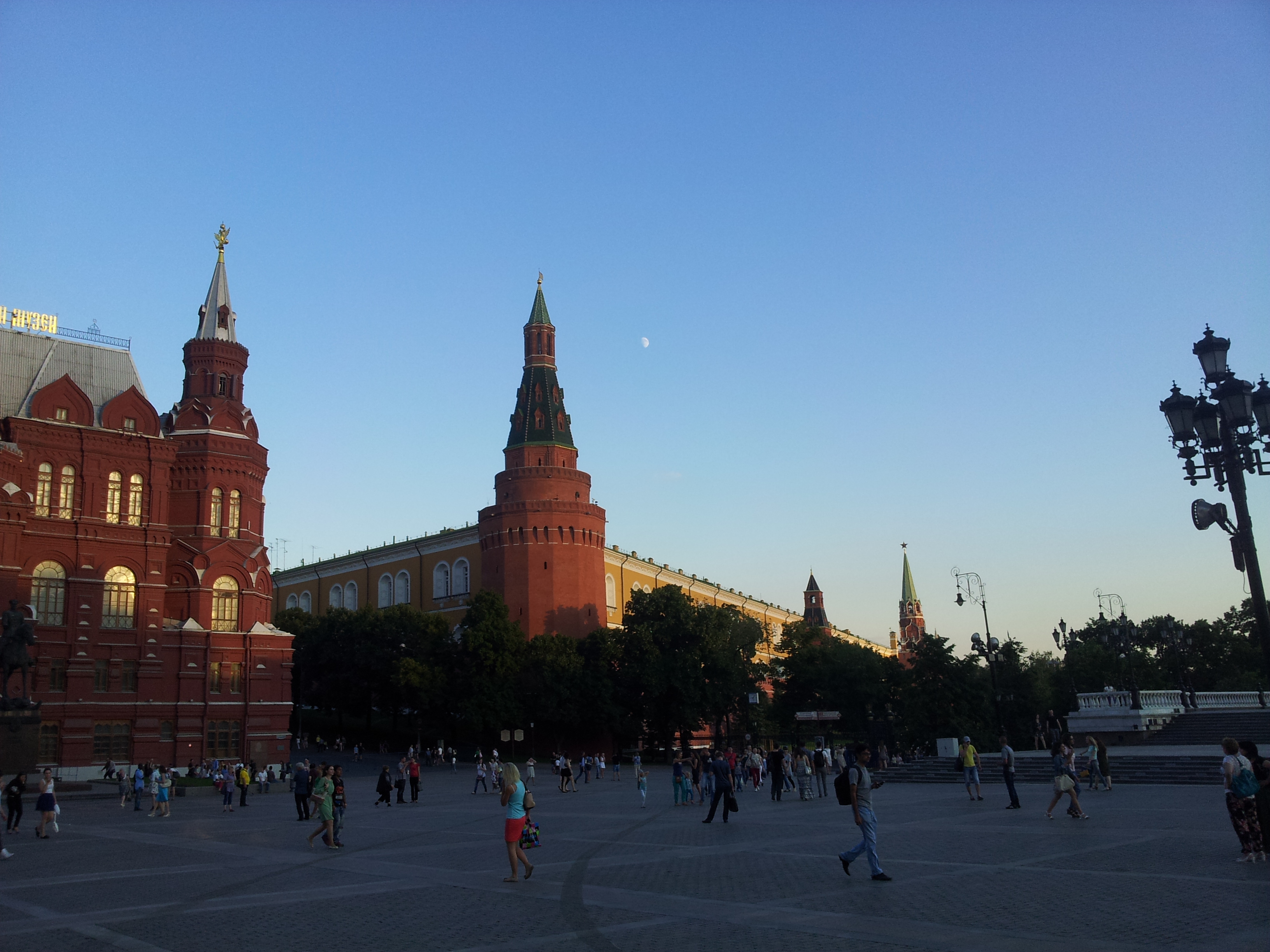 Московский кремль итальянцы. Красная площадь у европейского. Красная площадь Екатеринбург. Красная площадь в Варшаве. Красная площадь в Литве.