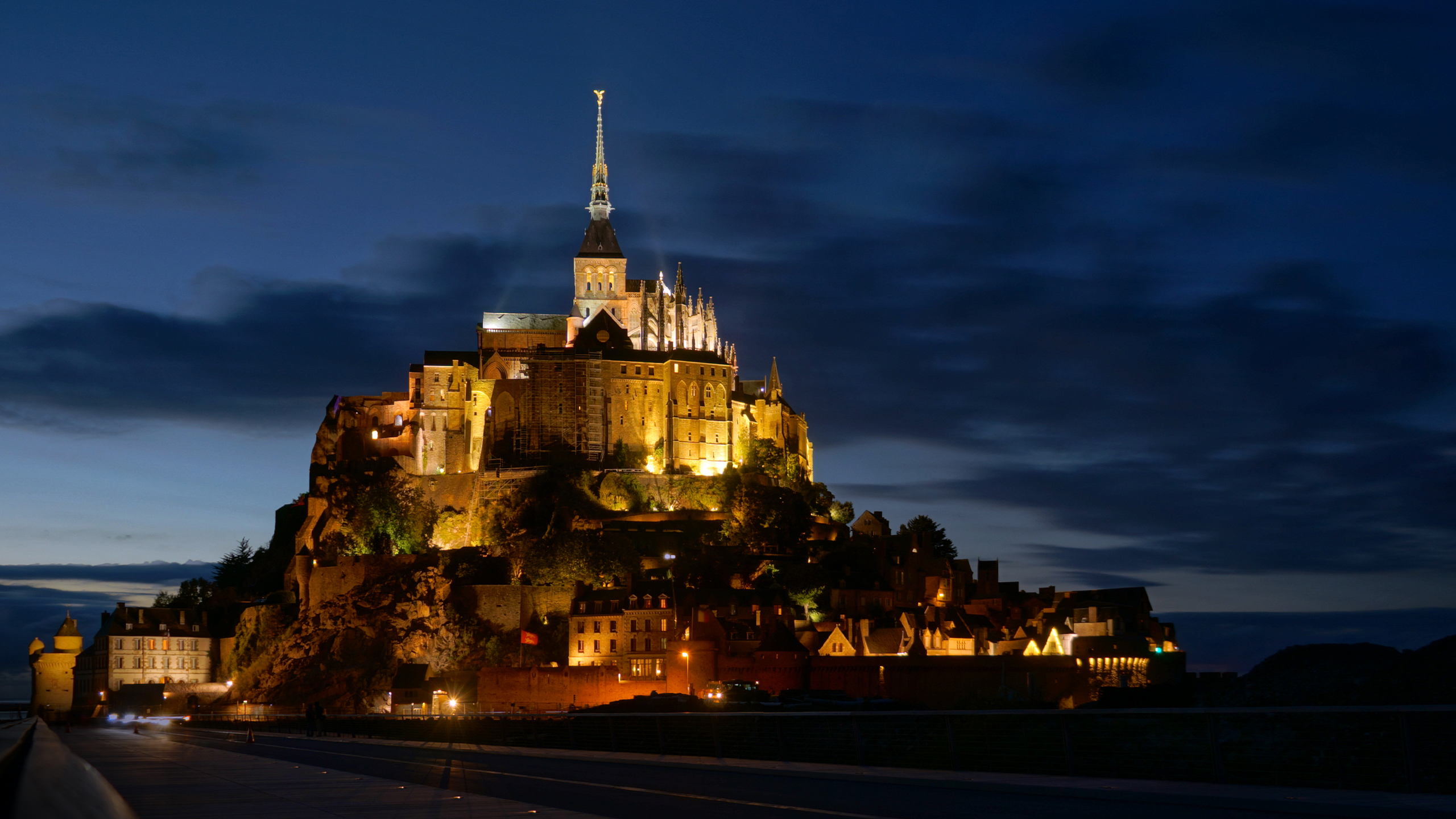 Le Mont Saint Michel... Mont_Saint-Michel_at_night_-_BeBo86
