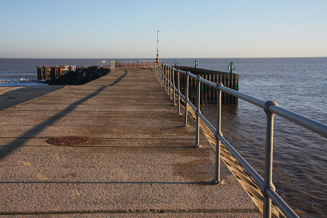 File:Northern harbour arm, Southwold - geograph.org.uk - 1074600.jpg