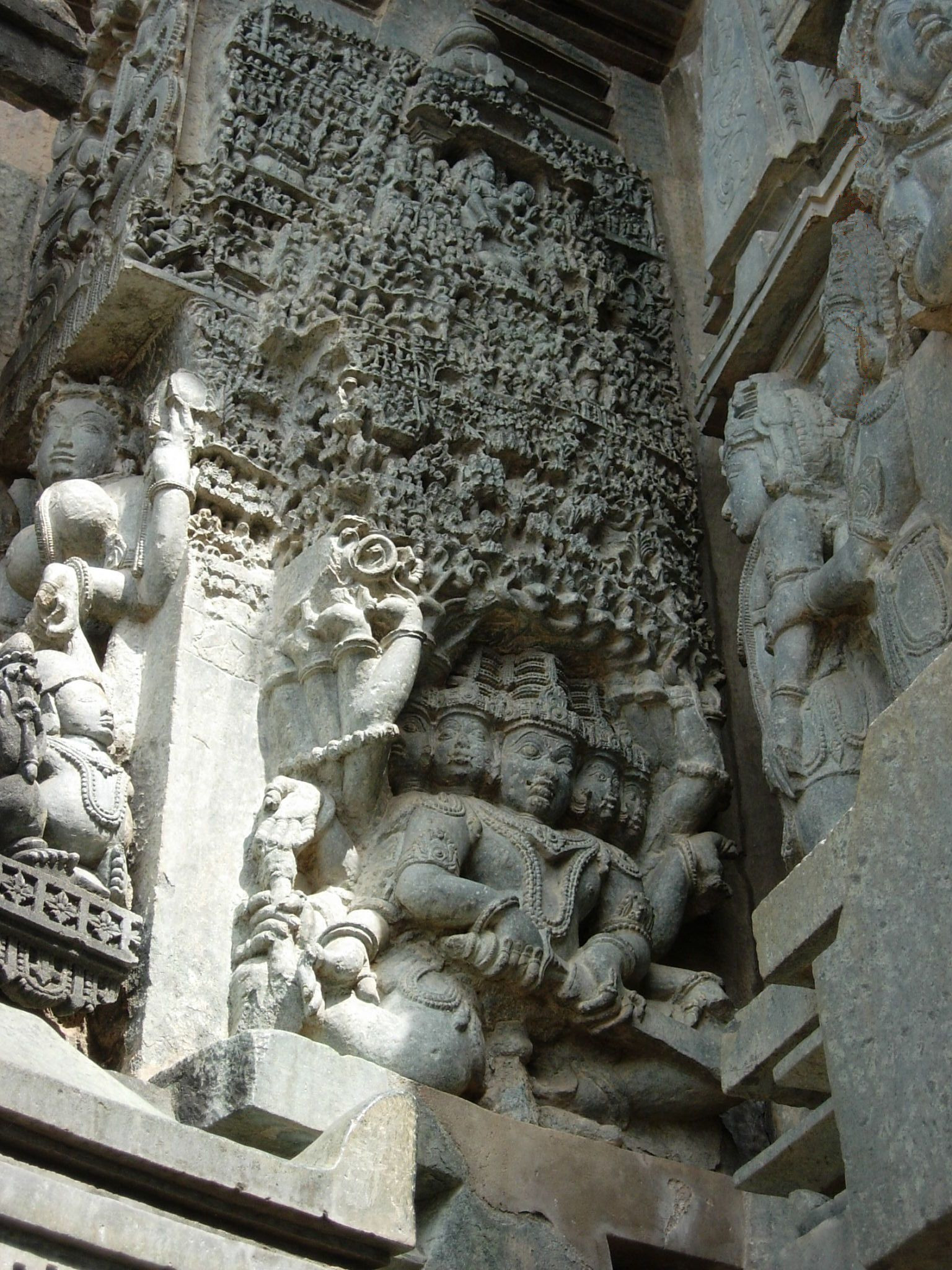 File:Relief depicting demon king Ravana balancing the world in Chennakesava temple at Belur.jpg - Wikimedia Commons