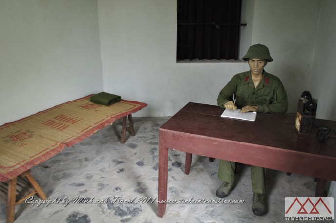 File:Salle de commandement - Fort de Canon sur l'ile de Cat Ba.jpg