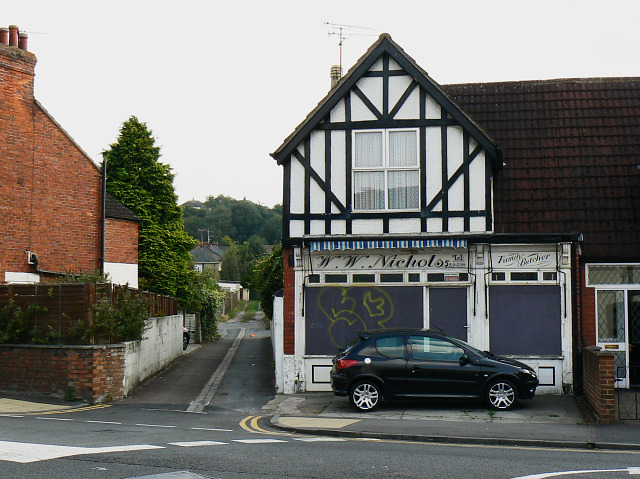 File:Shop and alley, Kingshill Road, Swindon - geograph.org.uk - 1497532.jpg