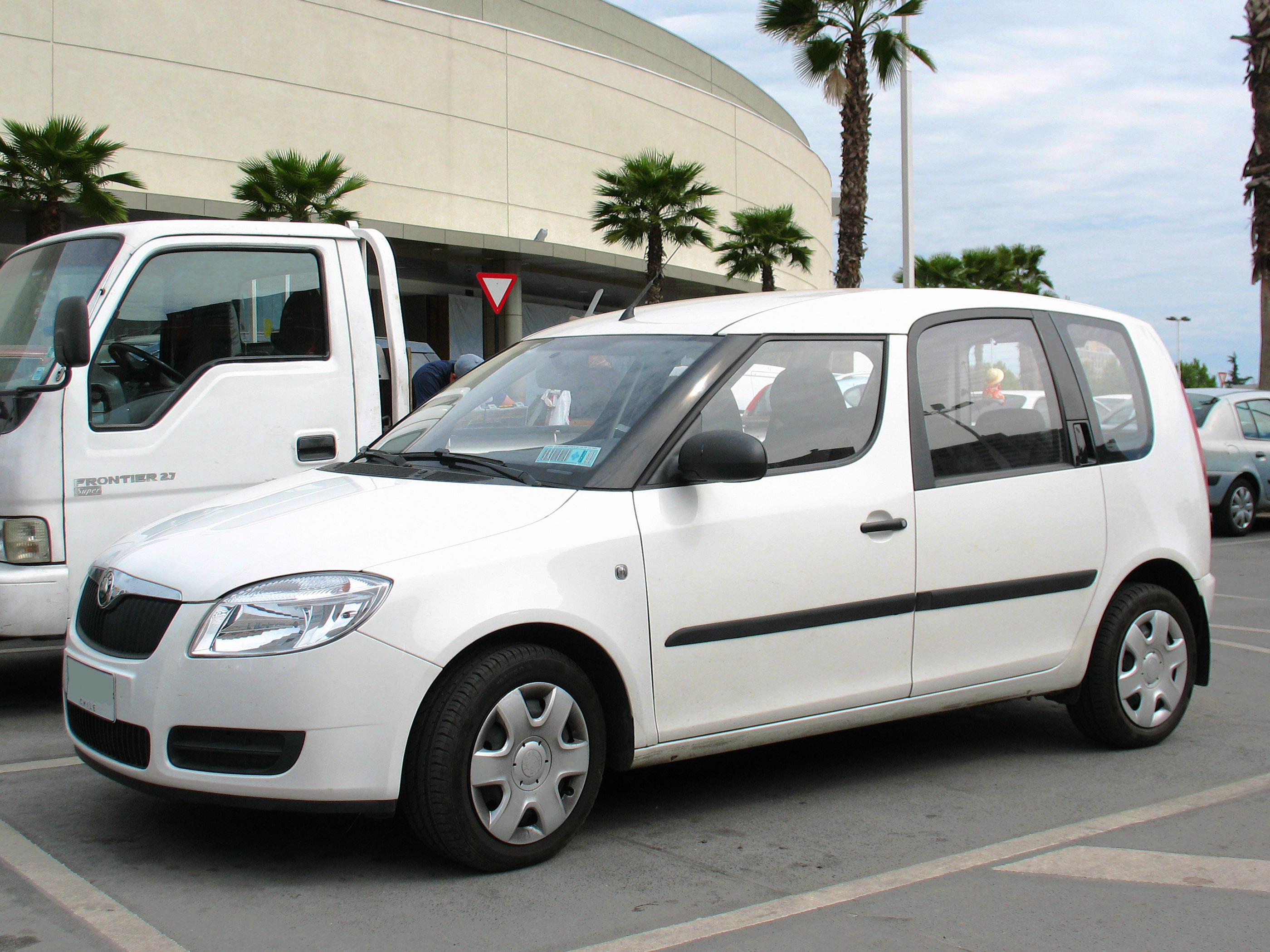 File:Skoda Roomster 1.6 Classic 2009 (15509868025).jpg - Wikimedia Commons