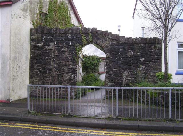 File:Stone Archway, Dromore - geograph.org.uk - 1066977.jpg