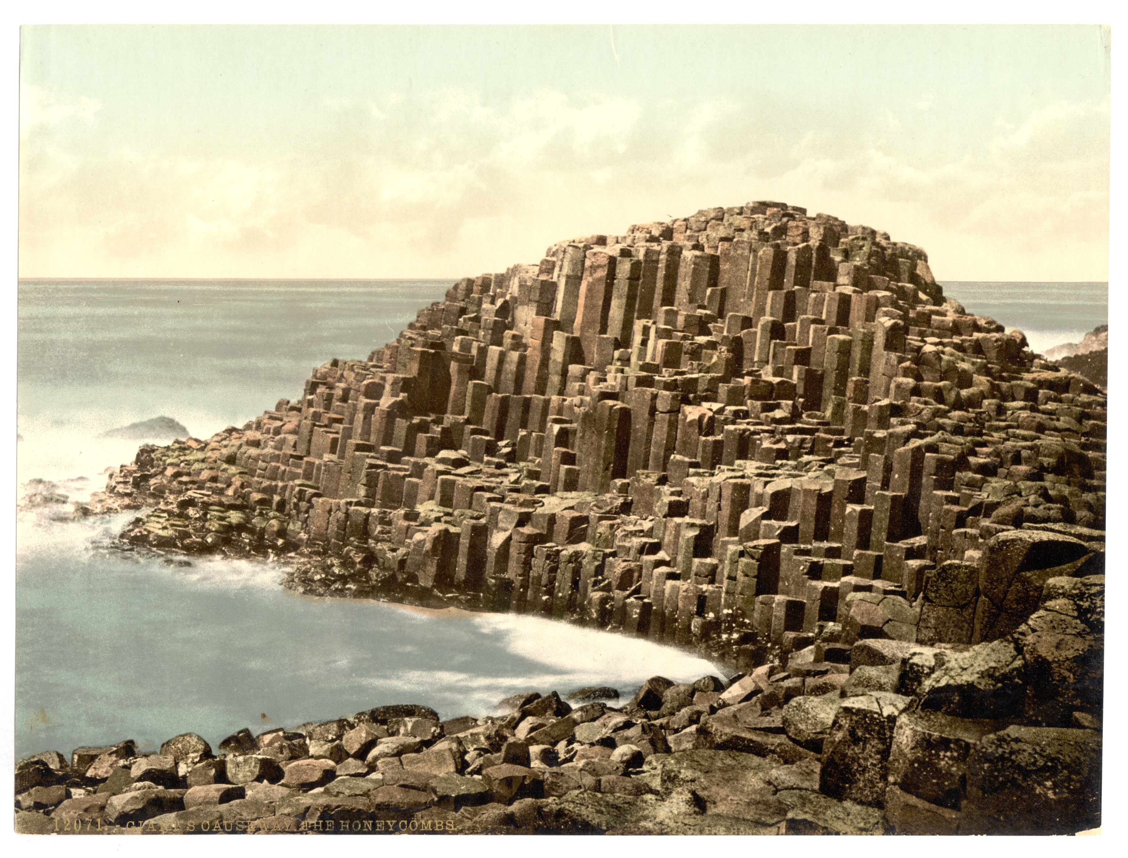 Гигантская дорога. "Дорога гигантов" (giant’s Causeway), графство Антрим (Antrim). Мостовая гигантов Ирландия. Лестница гигантов в Ирландии. Набережная гигантов Ирландия.