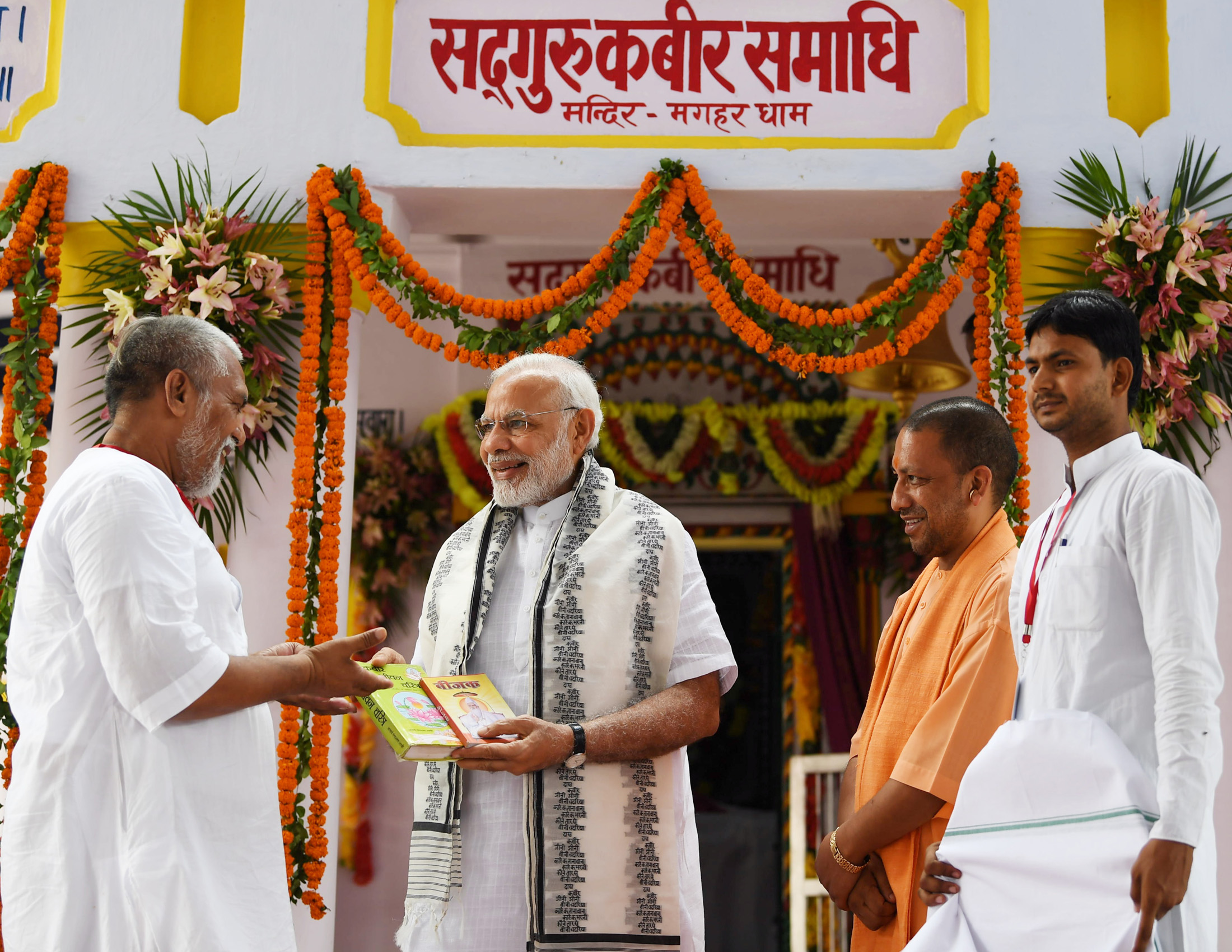 File:The Prime Minister, Shri Narendra Modi at Samadhi of the great saint  and poet, Kabir, at Maghar, in Sant Kabir Nagar district of Uttar   - Wikimedia Commons