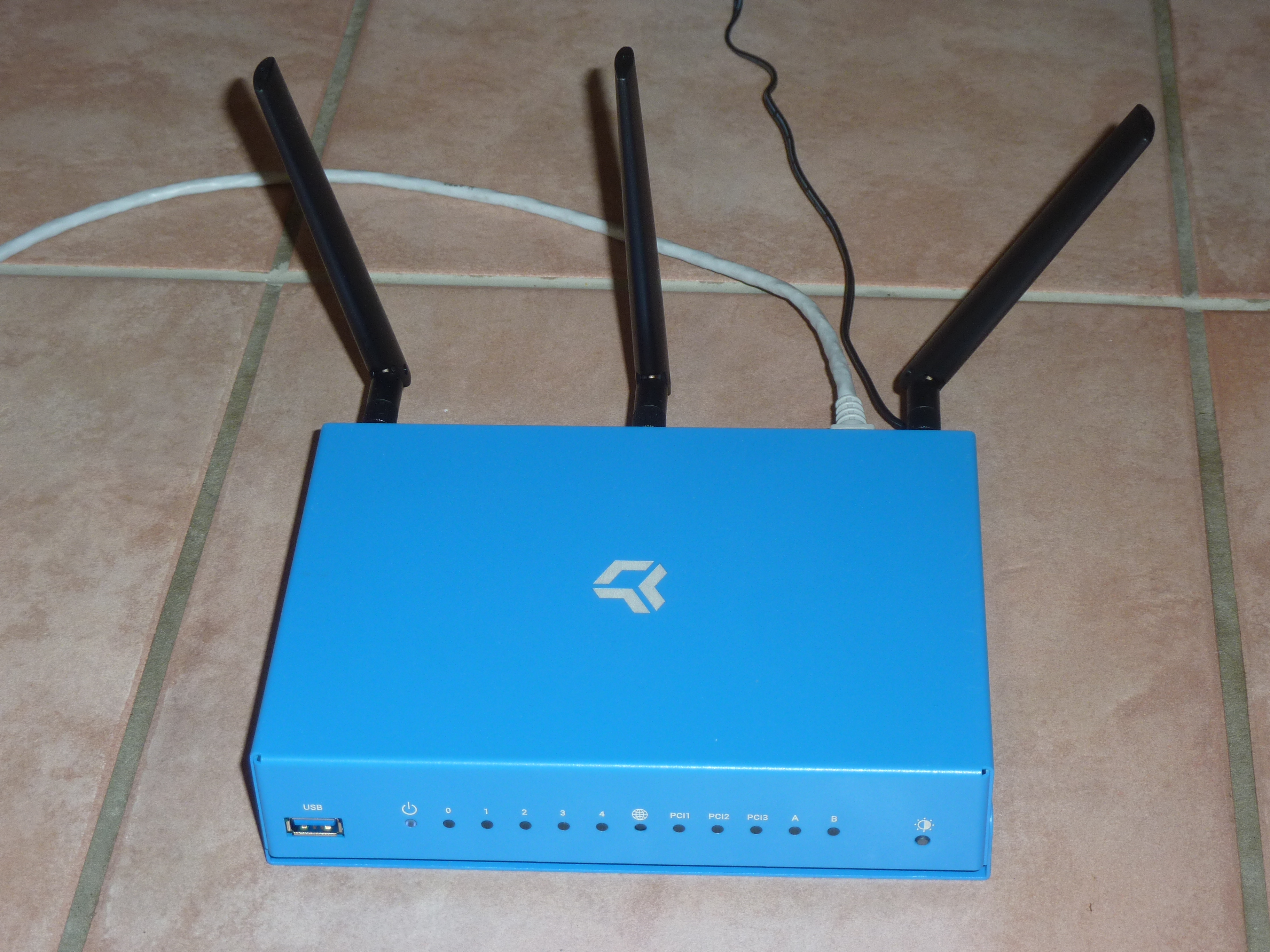 File:Turris Omnia router plugged in.jpg - Wikimedia Commons