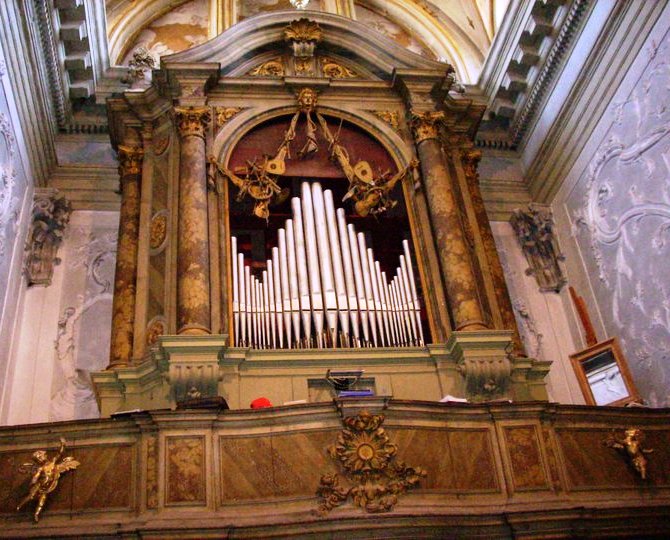 File:Venezia, chiesa di San Nicola da Tolentino - Consolle dell'organo a canne.jpg