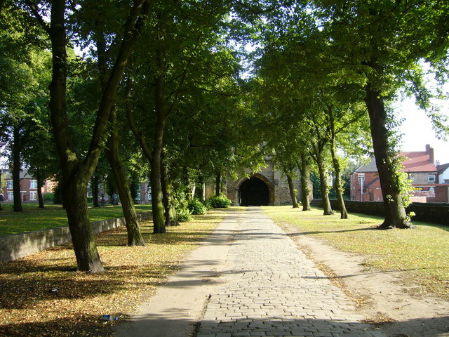 File:Worksop Priory Gatehouse - geograph.org.uk - 1054779.jpg