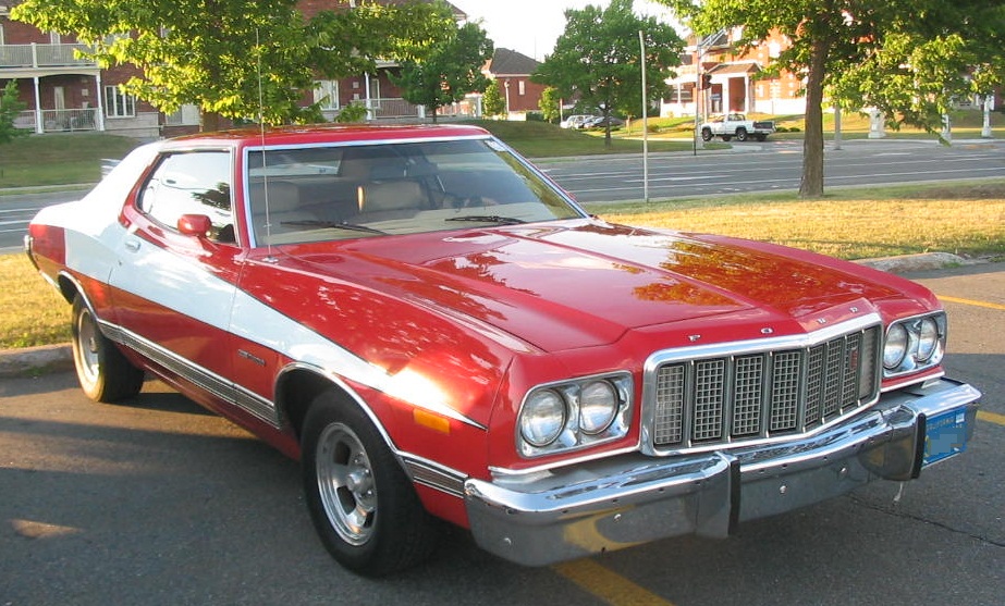 '74_Ford_Gran_Torino_Starsky_%26_Hutch_(Auto_classique_Jukebox_Burgers_'11).JPG