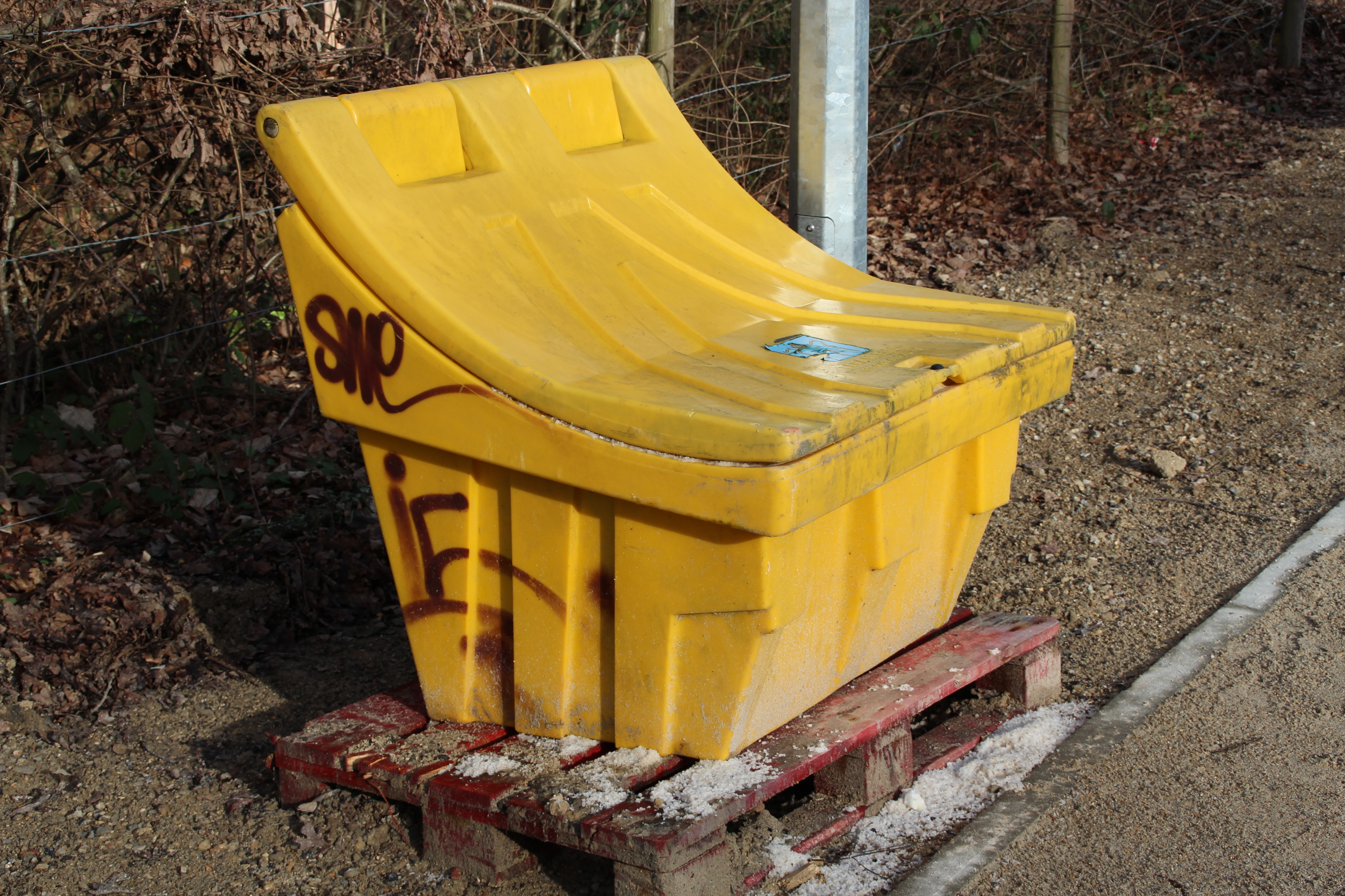 https://upload.wikimedia.org/wikipedia/commons/1/17/Bac_%C3%A0_sel_-_Grit_bin_2.jpg