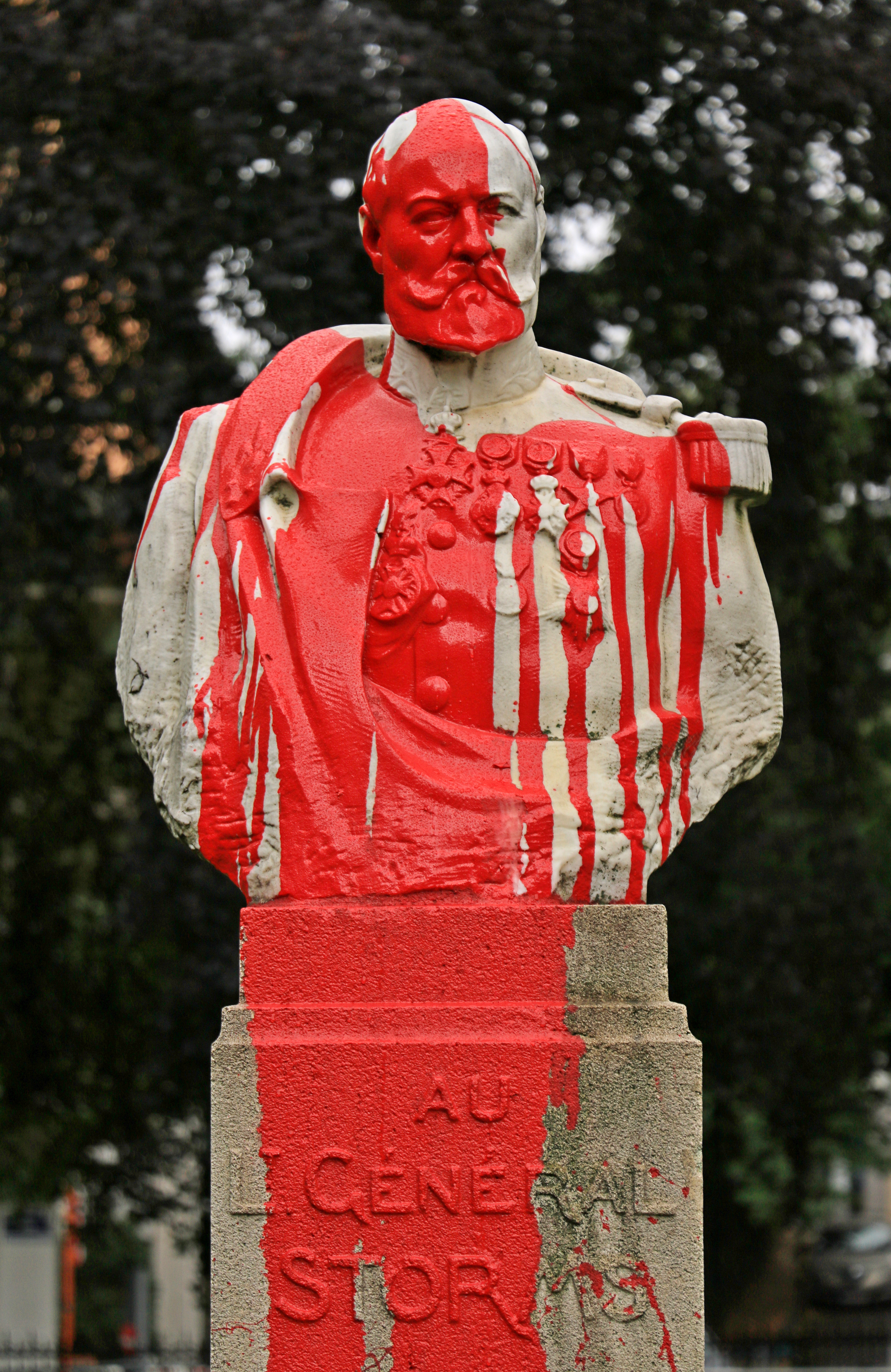 Le monument au Général Storms aspergé de peinture rouge en 2020. La statue sera retirée de l'espace public en 2022.