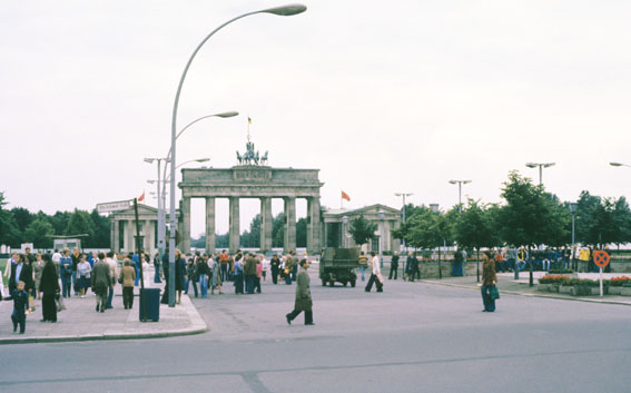 File:Brandenburger Tor Ost-Berlin 1977.jpg