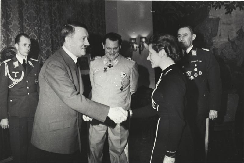 File:Bundesarchiv B 145 Bild-F051625-0295, Verleihung des EK an Hanna Reitsch durch Hitler.jpg