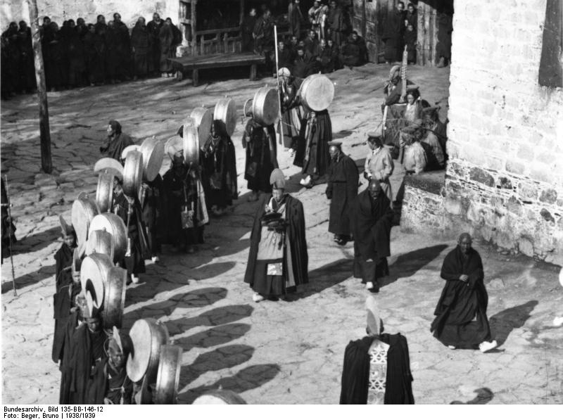 File:Bundesarchiv Bild 135-BB-146-12, Tibetexpedition, Neujahrsfest Lhasa.jpg