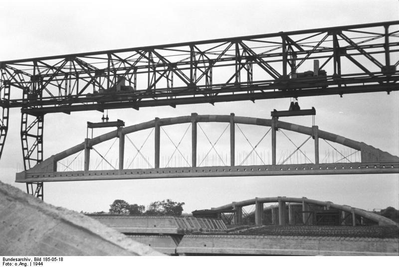 File:Bundesarchiv Bild 185-05-18, Bremen, U-Bootbunker "Valentin", Bau.jpg