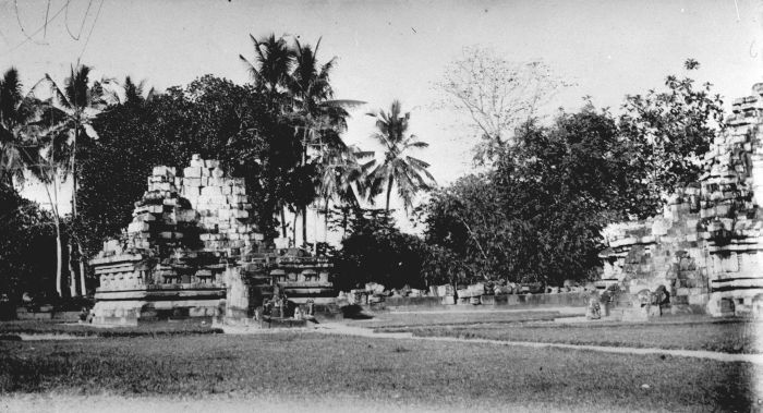 File:COLLECTIE TROPENMUSEUM Een graf in het Prambanan-tempelcomplex Midden- Java TMnr 60013765.jpg