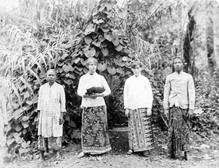 File:COLLECTIE TROPENMUSEUM Eugenie Mertens en Lo Schouten gekleed in Sarong met weerszijde Indonesische bedienden TMnr 60050712.jpg - Wikimedia Commons