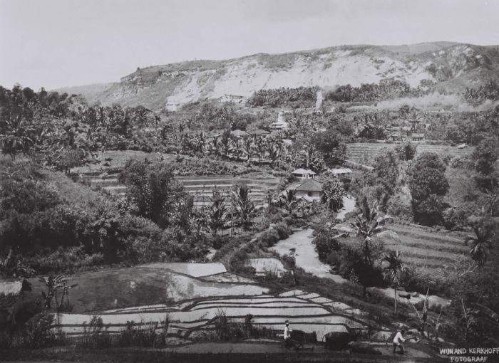 File:COLLECTIE TROPENMUSEUM Kalkbranderijen en sawa's langs een rivier aan de voet van de kalkrotsen bij Tagogapoe TMnr 60042693.jpg