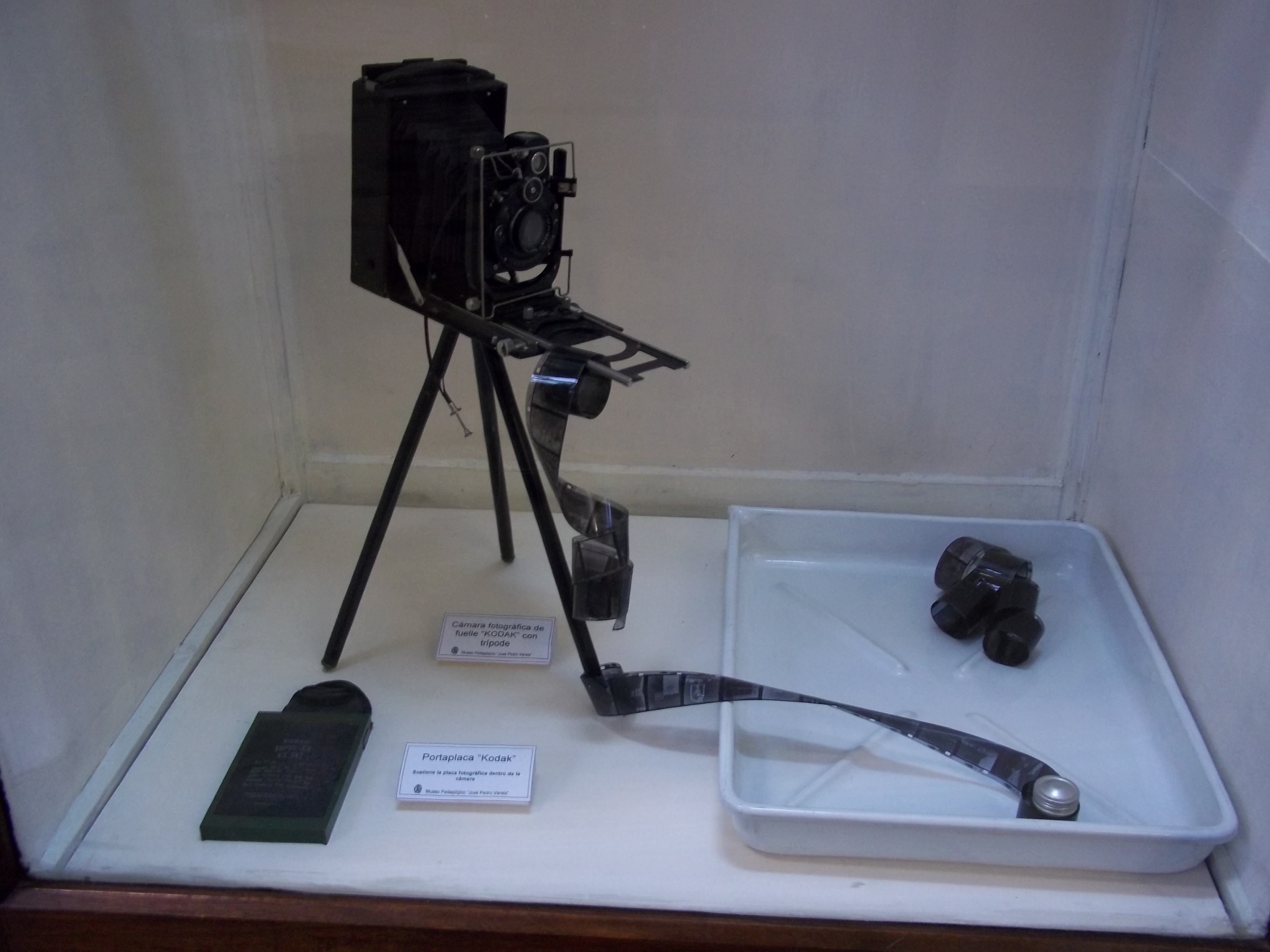 File:Camara Kodak con fuelle y portaplaca.jpg - Commons
