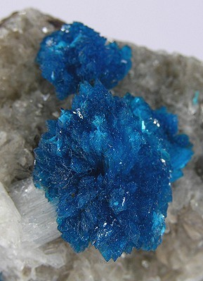 File:Cavansite-Stilbite-Ca-122846.jpg