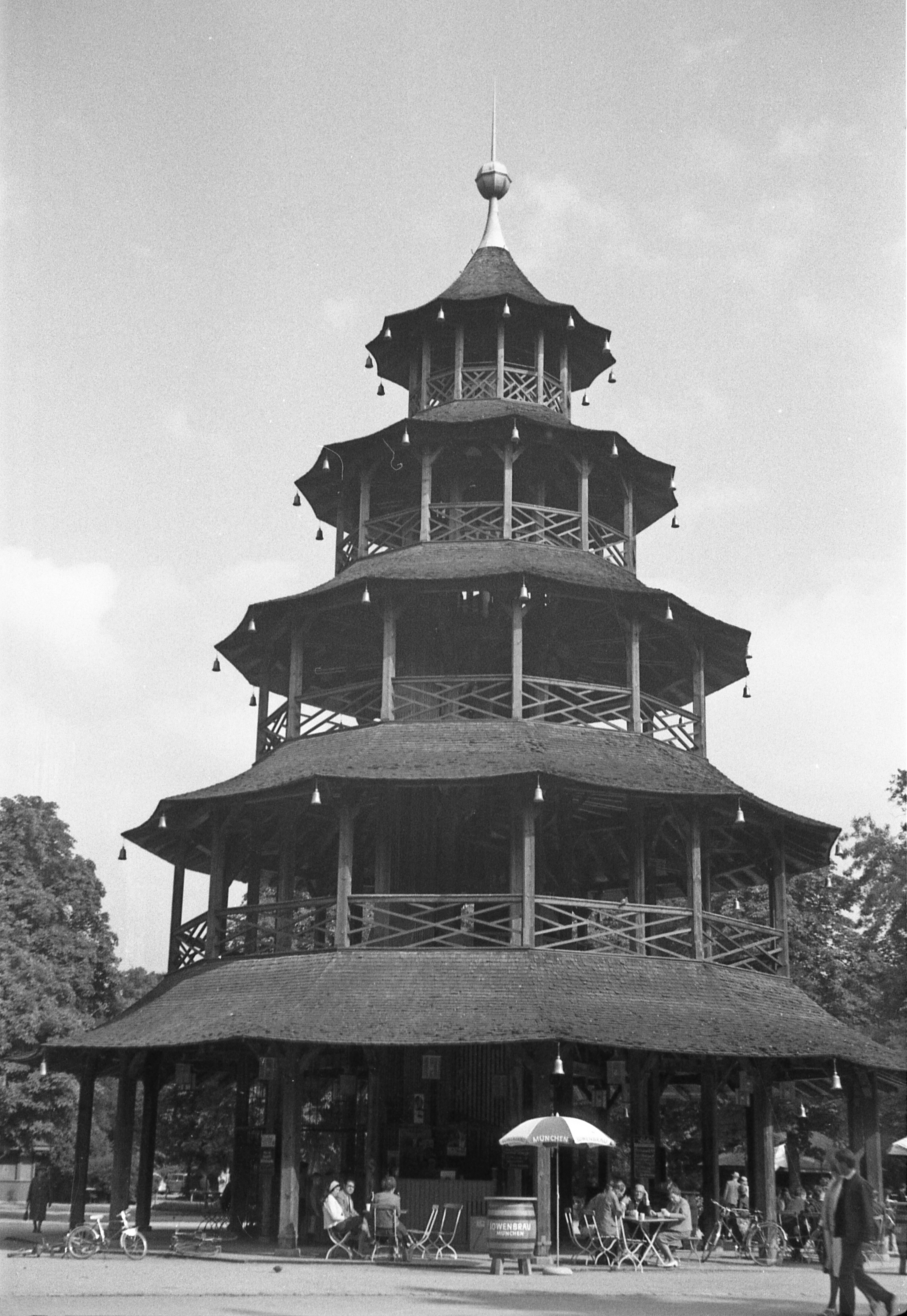 File Chinesischer Turm Im Englischen Garten In Munchen 1966 Jpg