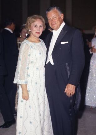 File:Estee and Joseph H. Lauder at a Red Cross Ball at The Breakers in Palm Beach. BM00538 (crop).jpg