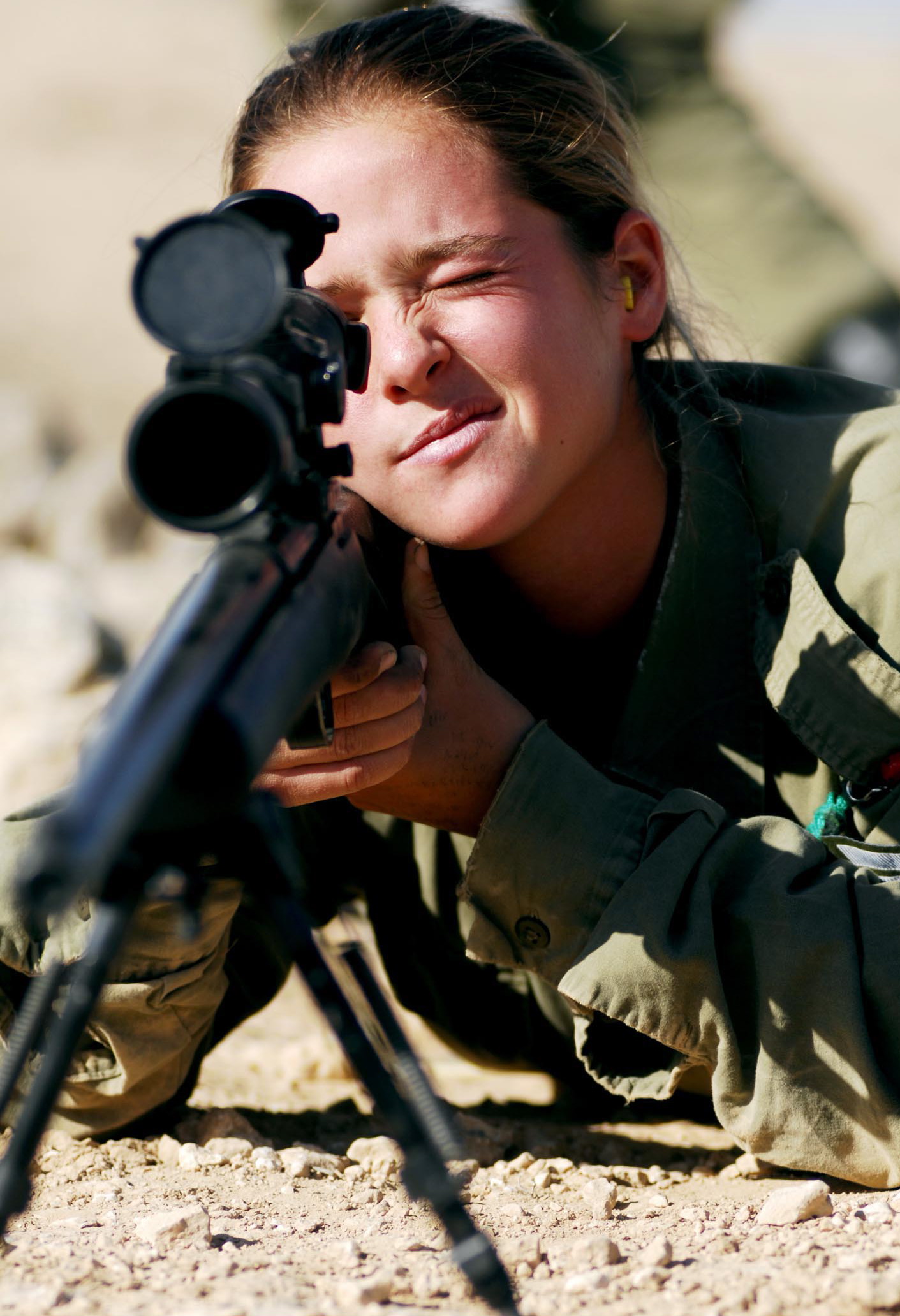 Flickr_-_Israel_Defense_Forces_-_Female_Soldier_Aiming_her_Weapon.jpg