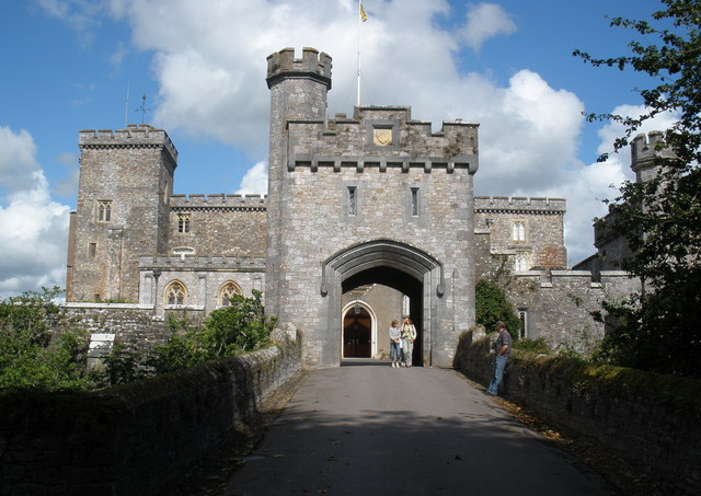 File:Gatehouse, Powderham Castle - geograph.org.uk - 1416609.jpg