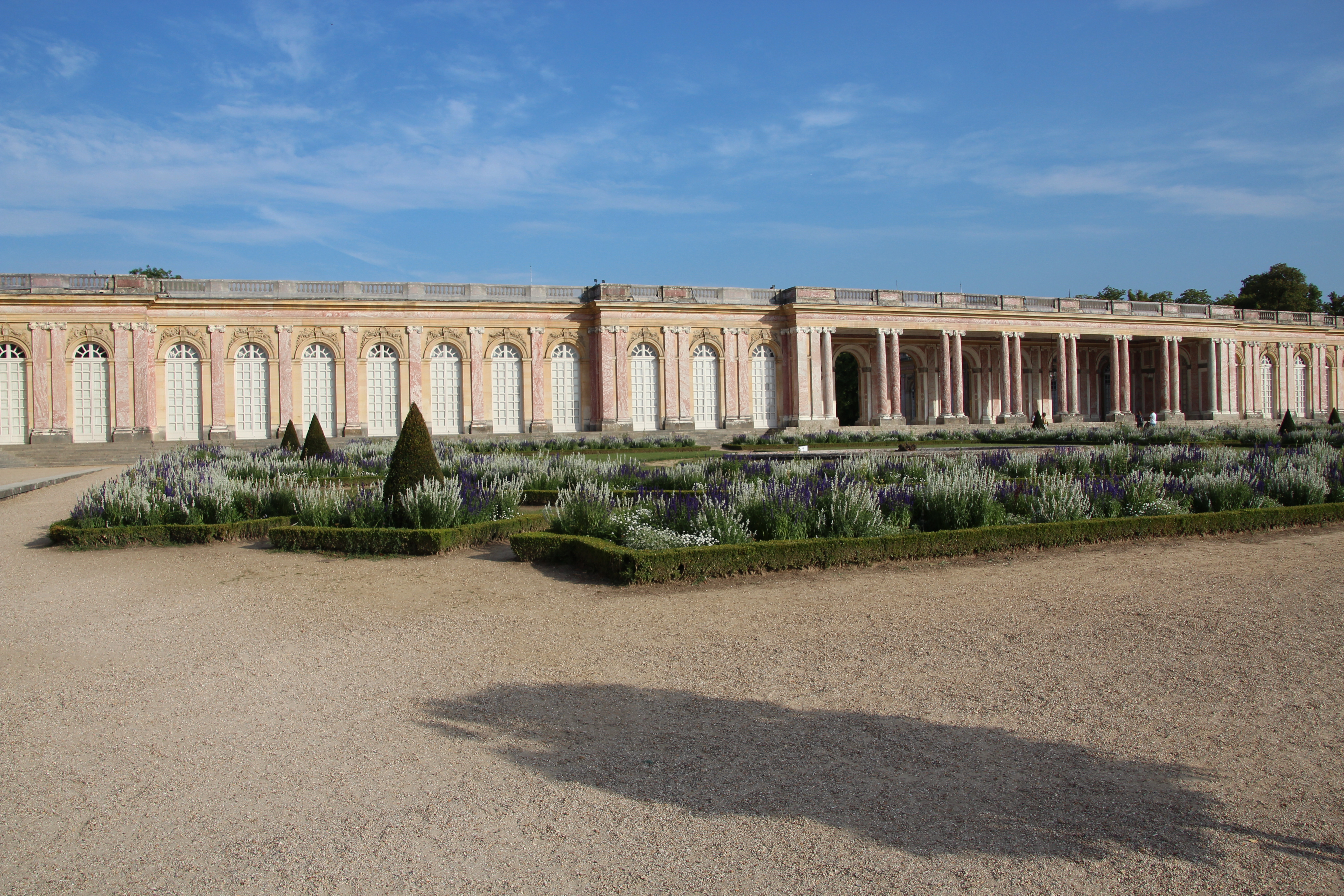 Трианон версаль. Большой Трианон (мраморный Трианон). Трианон Версаль Версальский парк. Большой дворец и большой Трианон в Версале.