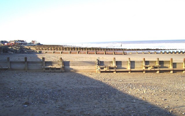 File:Groynes on Hornsea Beach - geograph.org.uk - 271423.jpg