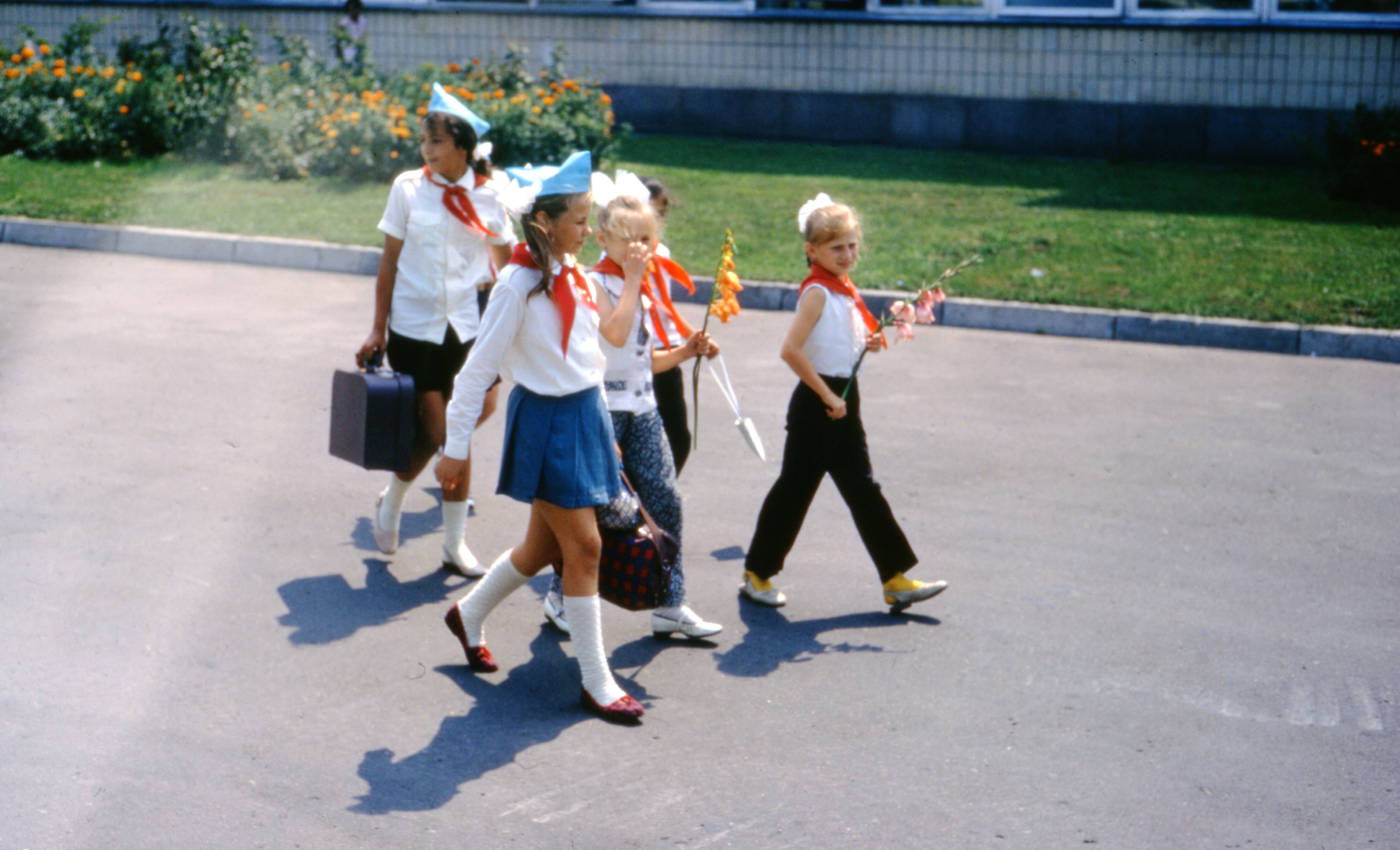 Дети в пионерской форме в Ленинграде (ныне Санкт-Петербург), СССР, 1972 г. Фото: Томас Т. Хаммонд