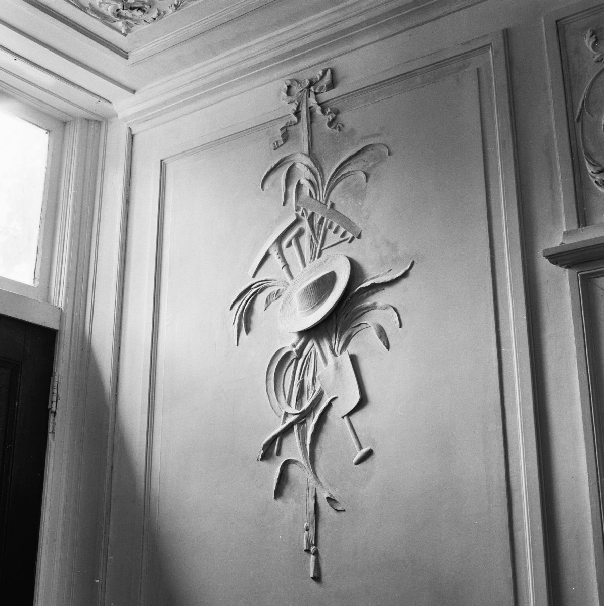 Oh jee huiselijk Manifestatie File:Interieur, begane grond, gang stucwerk ornament tegen de muur, eind  18e eeuws. Allegorie op de oogst. - Noordwijk-Binnen - 20337979 - RCE.jpg -  Wikimedia Commons