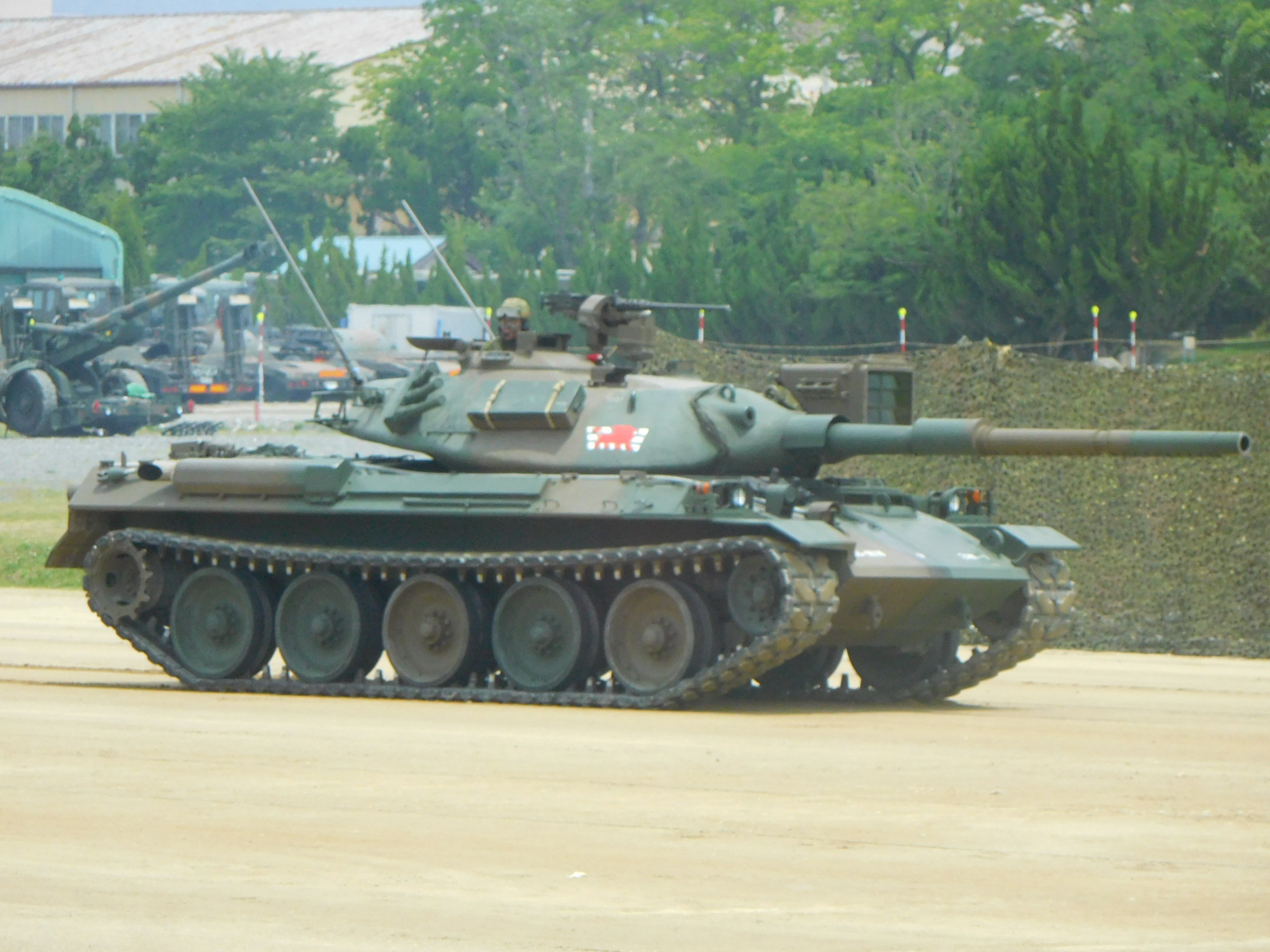 File:JGSDF Type 74 MBT the Camp Okubo 002.jpg - Wikimedia Commons