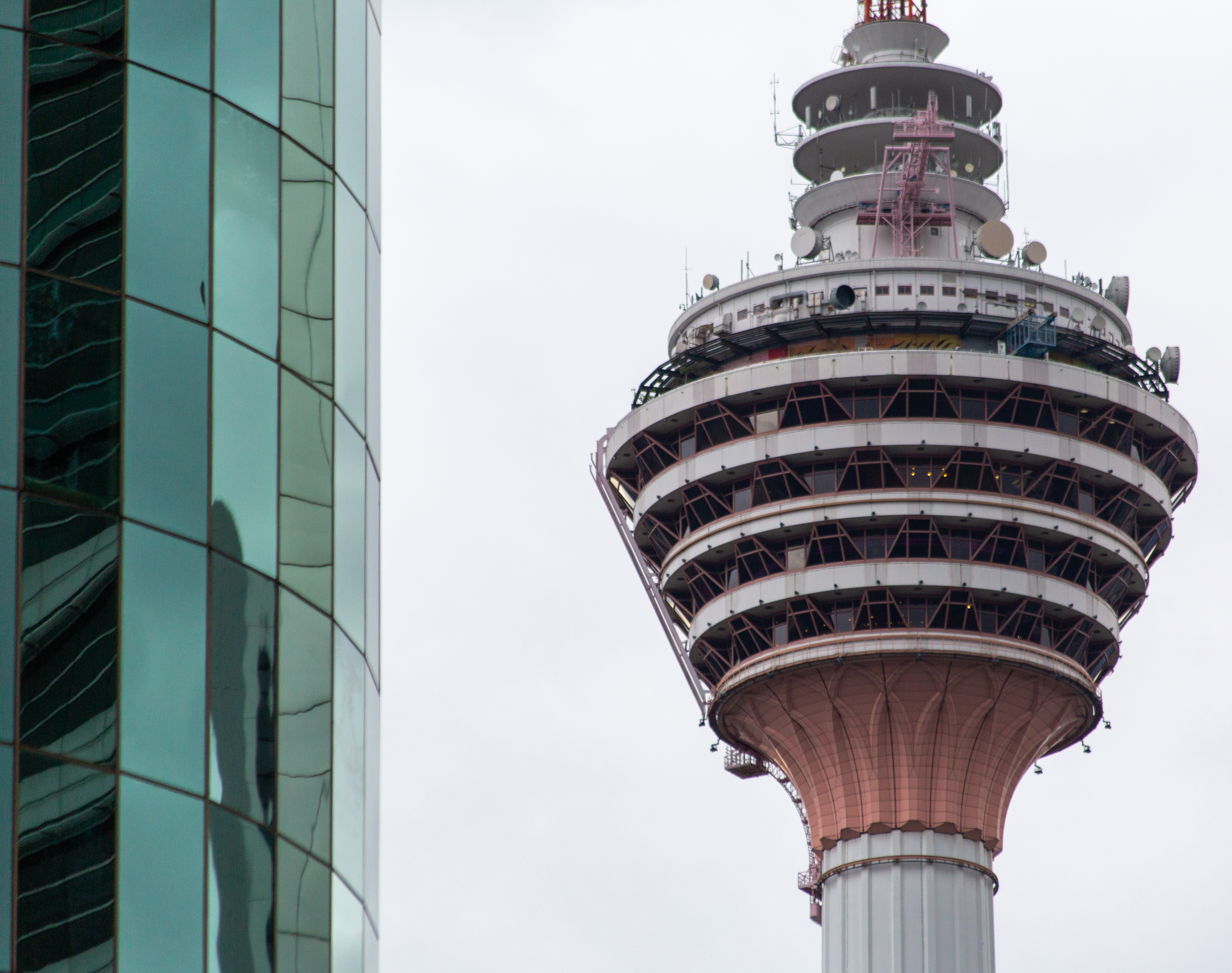 Kl tower. Прыжки с телебашня KL Тауэр в Малайзии. KL башня стеклянный бокс.